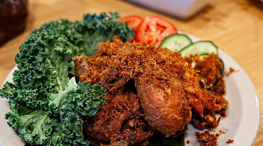 Bali Street Cafe signature dishes Kalasan (Coconut Water Fried Chicken)
Lengkuas (Galangal Fried Chicken)
Rendang
